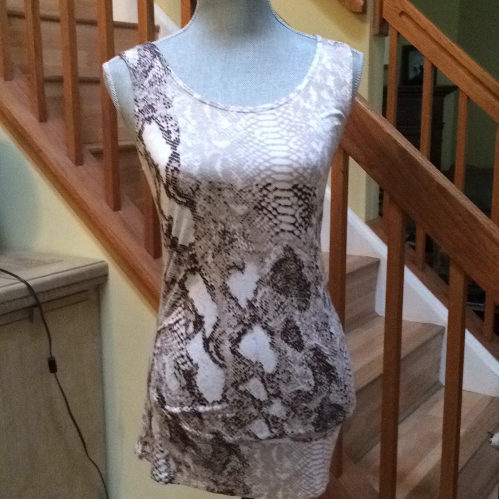 TAHARI blouse , size M,   snake , new ,